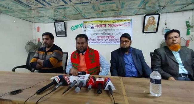 সংবাদ সম্মেলনে ডুকরে কাঁদলেন স্বেচ্ছাসেবক লীগ নেতা