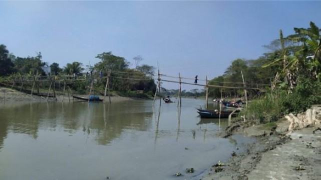 একমাত্র ভরসা নিজেদের বানানো ৩০০ ফুট সাঁকো