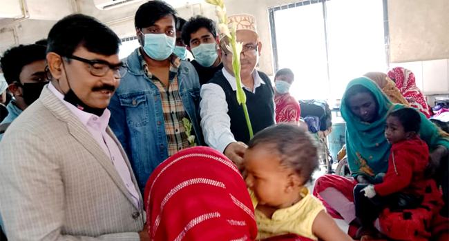 ভালোবাসা দিবসে রোগীদের মাঝে ফুল-ফল বিতরণ