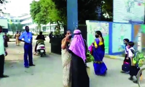 হিজাব খুলতে বাধ্য করছে কর্নাটকের স্কুল