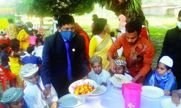 চিত্রা নদীর পাড়ে সুবিধাবঞ্চিত শিশুদের নিয়ে ভালোবাসা দিবস