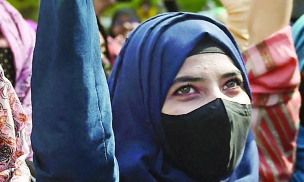 কর্নাটকে হিজাব নিয়ে বিতর্কের মধ্যেই আজ কলেজ খুলছে