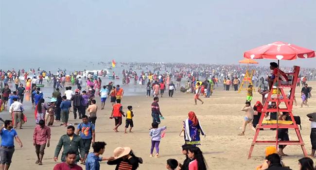 কক্সবাজার সৈকতের ২ কিলোমিটার জুড়ে লোকে-লোকারণ্য
