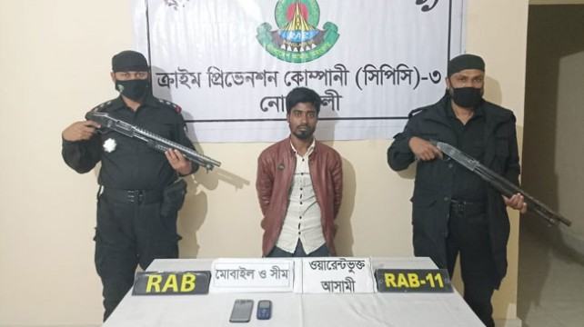 নোয়াখালীর সুবর্ণচরে অস্ত্রসহ ৩ ডাকাত গ্রেফতার