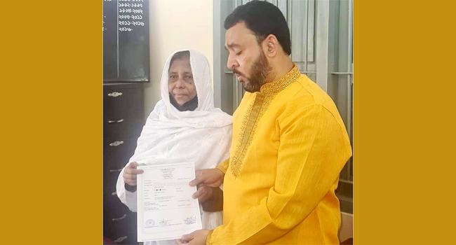 মায়ের জন্মসনদে স্বাক্ষর করে কাজের সূচনা করলেন নব-নির্বাচিত চেয়ারম্যান