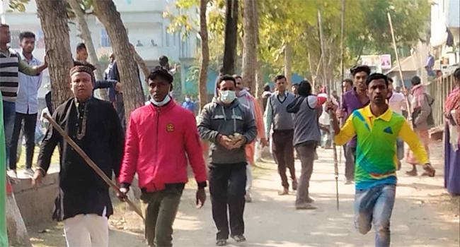পাকুন্দিয়ায় শহীদ মিনারে ফুল দেয়া নিয়ে আ’লীগের দুই গ্রুপে সংঘর্ষ, আহত ১০