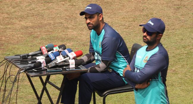 ছোট ভাই বসে, বড় ভাই দাঁড়িয়ে