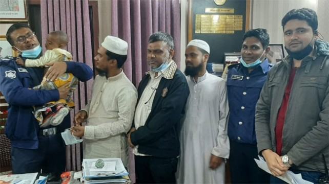 নয়া দিগন্তে সংবাদ প্রকাশের পর কুড়িয়ে পাওয়া শিশুটি বাবার কোলে