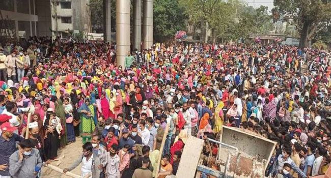 সাভারে টিকাকেন্দ্রে আজও হুড়োহুড়ি, আহত ২০