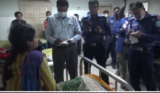 হাসপাতালে ঢুকে রোগীর স্বামীকে কোপানোর অভিযোগ
