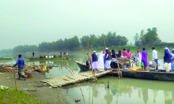 রায়গঞ্জে একটি সেতুর অভাবে দুর্ভোগে ১৫ গ্রামের মানুষ