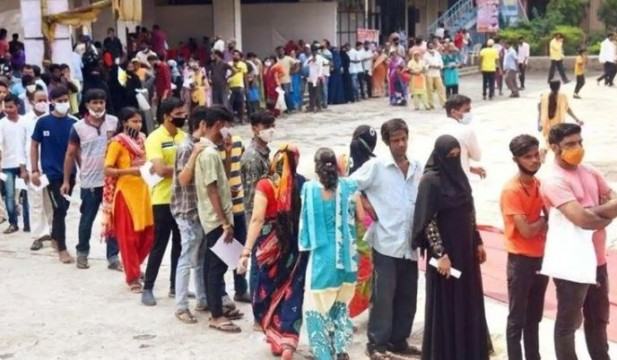 টিকা কেন্দ্রে মানুষের উপচে পড়া ভীড়