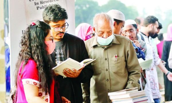 প্রকাশক লাভবান, ঠকছেন লেখক-পাঠক