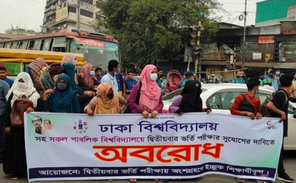 নীলক্ষেতে শিক্ষার্থীদের অবরোধ