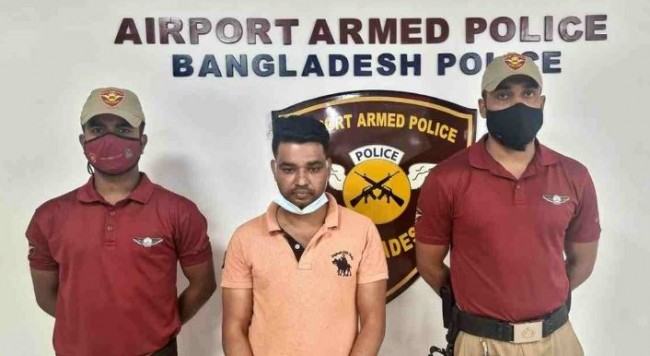 মসজিদে নামাজরত মুসল্লিকে হামলা : আসামি বিমানবন্দরে গ্রেফতার