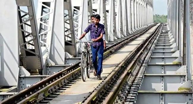 পাংশায় টিকটক করতে গিয়ে রেলে কাটা পড়লেন কলেজছাত্র