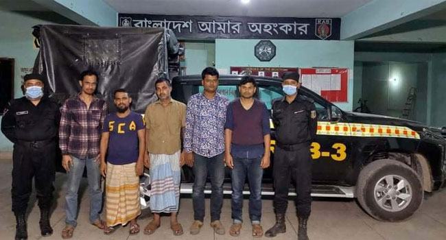 সাড়ে ৪ শ’ মোবাইলসহ ৫ ছিনতাইকারী আটক