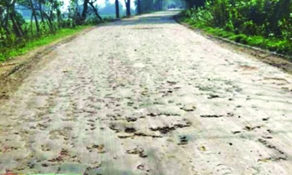 রাজবাড়ীতে সড়কে মাটির স্তূপ জমে অহরহ দুর্ঘটনা