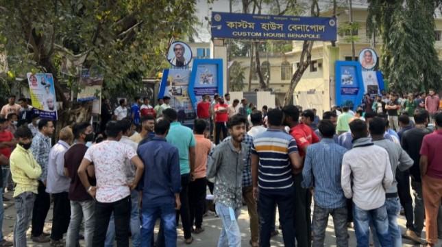 বেনাপোল বন্দরে অনির্দিষ্টকালের ধর্মঘট, দ্বিতীয় দিনে লোড আনলোড বন্ধ