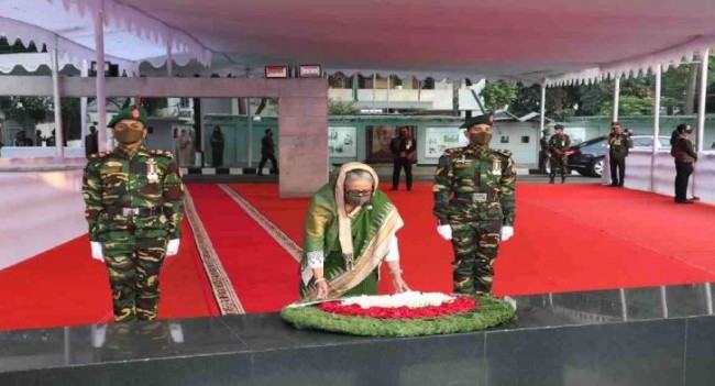 বঙ্গবন্ধুর প্রতি প্রধানমন্ত্রীর শ্রদ্ধা নিবেদন