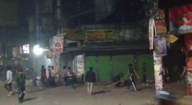 শাপলা চত্বরে মোবাইল ছিনতাই নিয়ে দুই মহল্লার সংঘর্ষ : আহত ১০