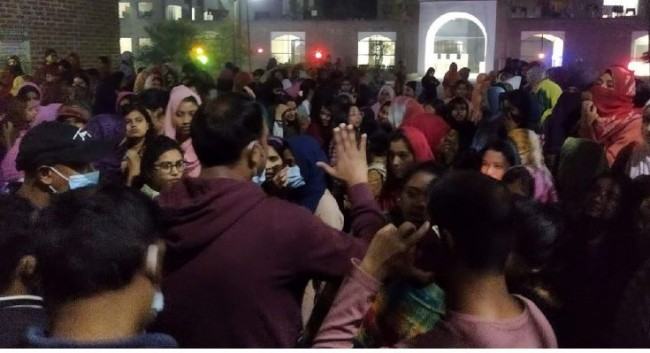 প্রভোস্টের পদত্যাগের দাবিতে ইবি ছাত্রী হলে বিক্ষোভ