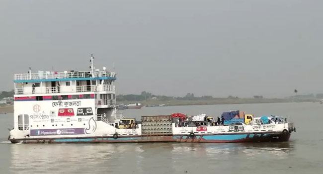 বাংলাবাজার ঘাটে ফেরি সঙ্কট, দুর্ভোগে যাত্রীরা
