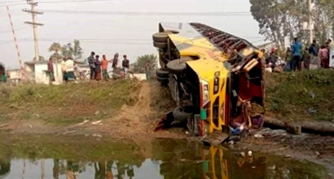 কালিয়াকৈর মাহিন্দ্র উল্টে চালক নিহত