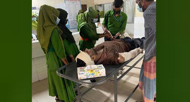 ছাত্রলীগ কর্মীদের বিরুদ্ধে স্বেচ্ছাসেবকদল নেতাকে কোপানোর অভিযোগ