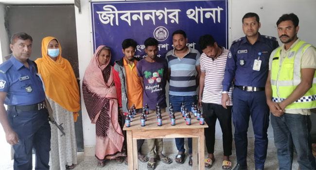 চার সহযোগীসহ নারী মাদক ব্যবসায়ী গ্রেফতার