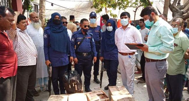 খাটের নিচে ও বাথরুমে সয়াবিন তেল