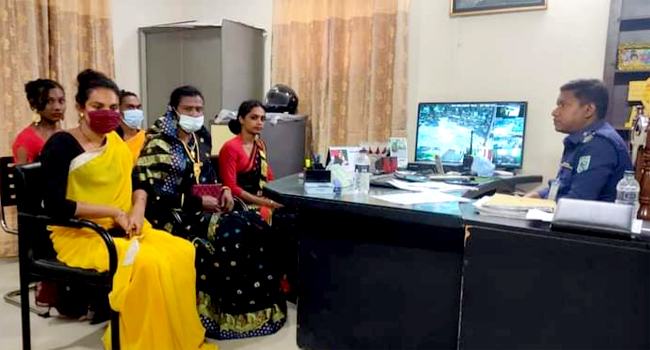 বিরামপুরে হয়রানি বন্ধে হিজরাদের সাথে ওসির মতবিনিময়