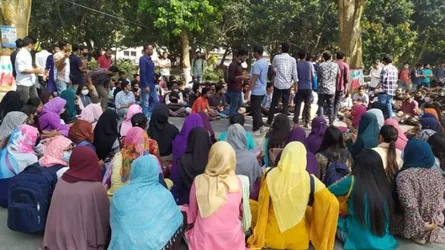 দুর্বৃত্তের ছুরিকাঘাতে আহত রাবি শিক্ষার্থী, বিক্ষোভ