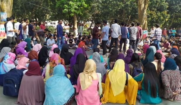 দুর্বৃত্তের ছুরিকাঘাতে আহত রাবি শিক্ষার্থী, বিক্ষোভ
