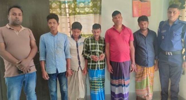 ছিনতাইয়ের সময় জনতার হাতে আটক ৫ ছিনতাইকারী