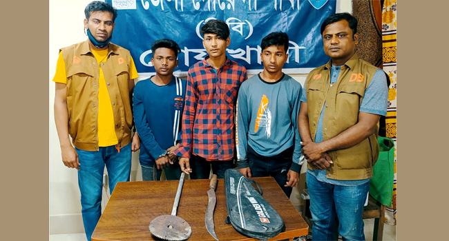 নোয়াখালীতে দেশীয় অস্ত্রসহ কিশোর গ্যাংয়ের ৩ সদস্য আটক