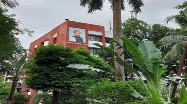 ‘২৪ ঘণ্টা শিক্ষার্থীদের দেখাশোনা আমাদের দায়িত্বের মধ্যে পড়ে না’