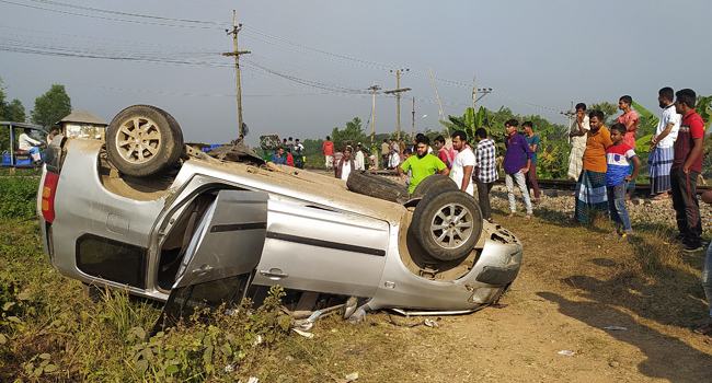 চলন্ত ট্রেনের ধাক্কায় ছিটকে পড়লো প্রাইভেটকার, হতাহত ৬