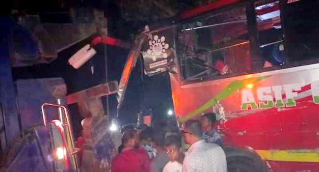 শায়েস্তাগঞ্জে ২ বাস ও ট্রাকের ত্রিমুখি সংঘর্ষে নিহত বেড়ে ৫