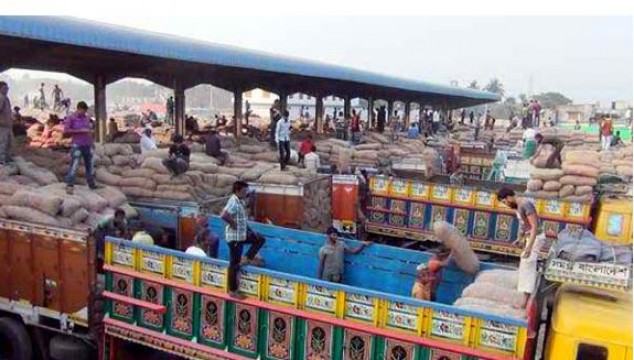 ৪ ঘণ্টা বন্ধ থাকার পর বেনাপোল বন্দরে লোড আনলোড শুরু