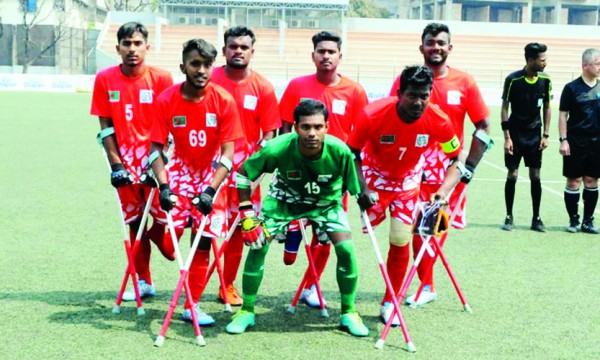 পঙ্গুত্ব জয় করে ফুটবলে