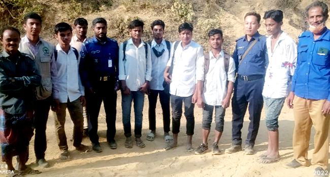 গহীন অরণ্য থেকে পথহারা ৮ স্কুলছাত্রকে উদ্ধার করল পুলিশ