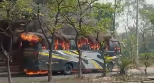 সীতাকুণ্ডে চলস্ত বাসে আগুন