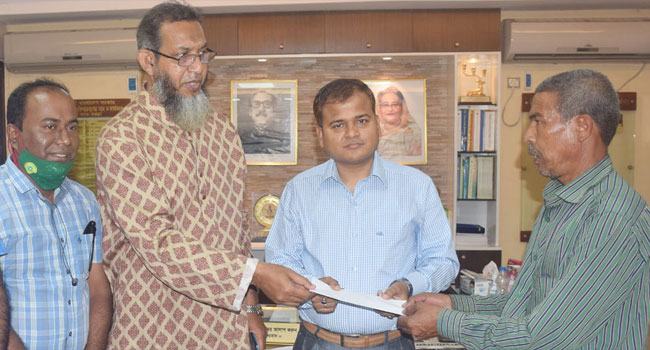 বগুড়ায় এমপি সিরাজের পক্ষ থেকে ১০০ পরিবারকে অনুদান