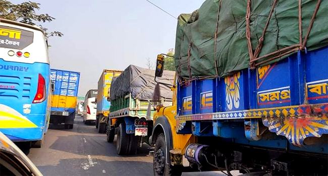 সোনারগাঁওয়ে ঢাকা-চট্টগ্রাম মহাসড়কে তীব্র যানজট, দুর্ভোগে যাত্রী-চালক