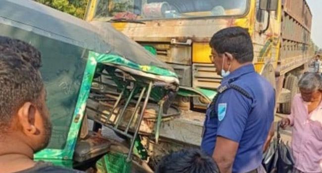 রাজবাড়ীতে মাহেন্দ্র-ট্রাকের সংঘর্ষে চালকসহ নিহত ৩