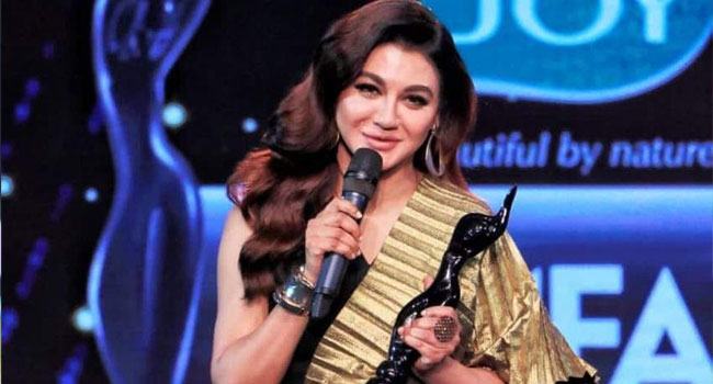 টানা তিনবার ফিল্মফেয়ার জিতলেন জয়া
