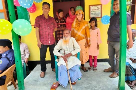 গোয়ালঘরে বাস করা সেই বৃদ্ধ মকবুল পেলেন পাকা ঘরের চাবি