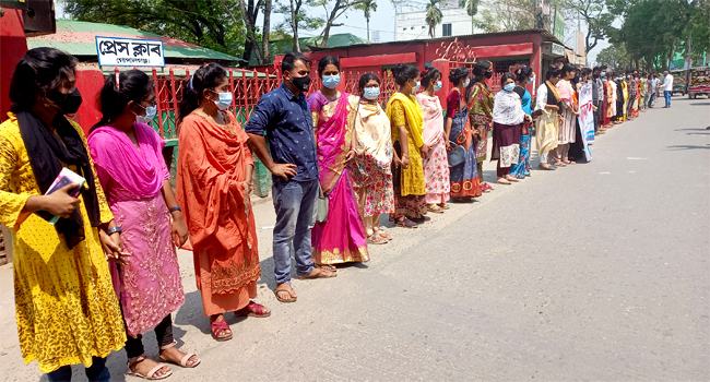 নিজ জেলায় প্রাথমিক সহকারী শিক্ষক নিয়োগ পরীক্ষার দাবিতে মানবন্ধন