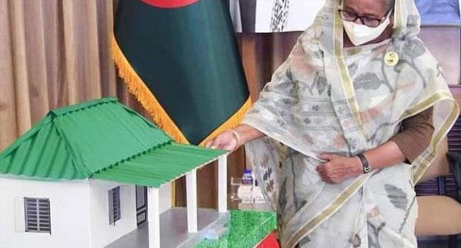প্রধানমন্ত্রীর উপহারের ঘর প্রদানের নামে ঘুষ নেয়ার অভিযোগ